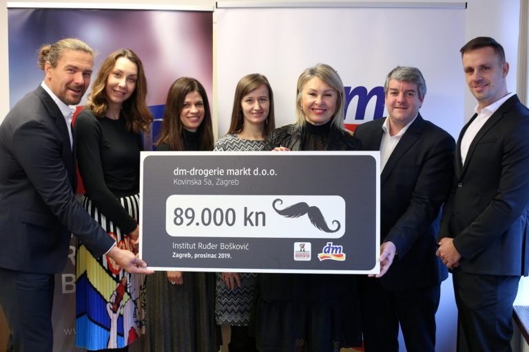 Predstavnici dm-a i Instituta Rudjer Boskovic na primopredaji donacije