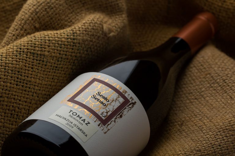 Novi dizajn vina Tomaz vodi vas u Motovun i umjetnost nastajanja prenosi na etiketu