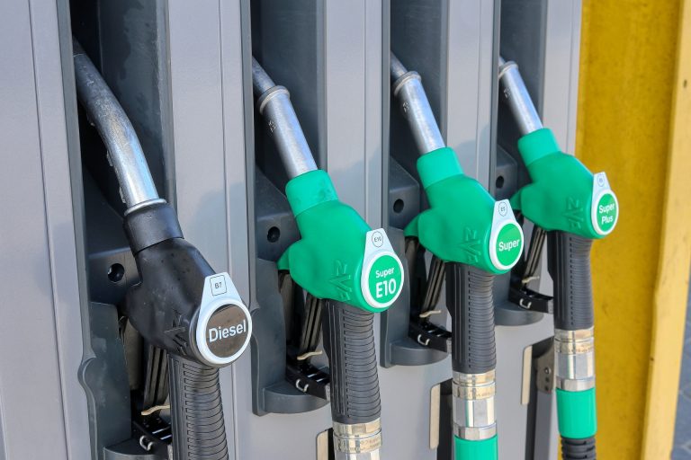 Ako su cijene goriva pale ispod razine prije energetske krize, zašto Vlada RH ustraje na kontroliranim maržama malih distributera goriva?