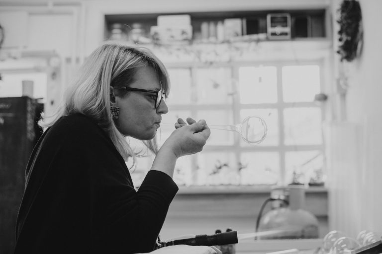 Obrt Koogle: Napustila državnu službu i krenula puhati i proizvoditi staklene kugle