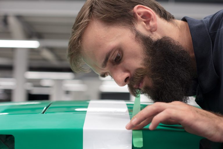 Bugatti Rimac zapošljava više od 50 novih tehničara u odjelu lakirnice