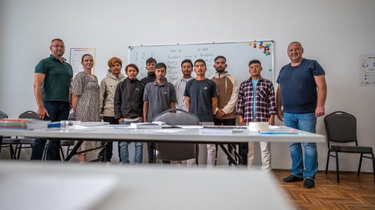 Strani radnici u Podravini besplatno uče hrvatski jezik: Lakši je posao, ali i nogomet