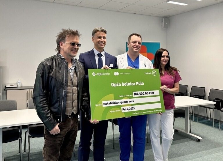 Pulskoj bolnici uručen ček od 104.500 eura prikupljenih u donacijskom programu OTP Zaokruži!