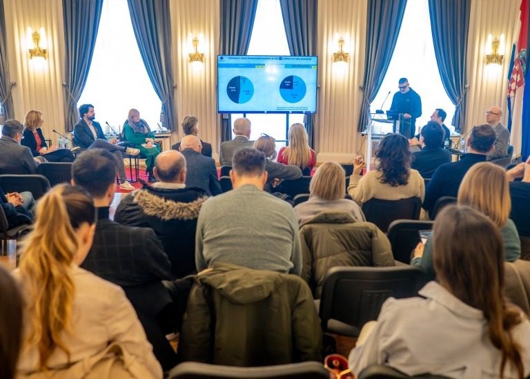 Mladi u AI vide filter toksičnog sadržaja na društvenim mrežama, no za ozbiljne probleme i dalje žele savjet ljudskog stručnjaka